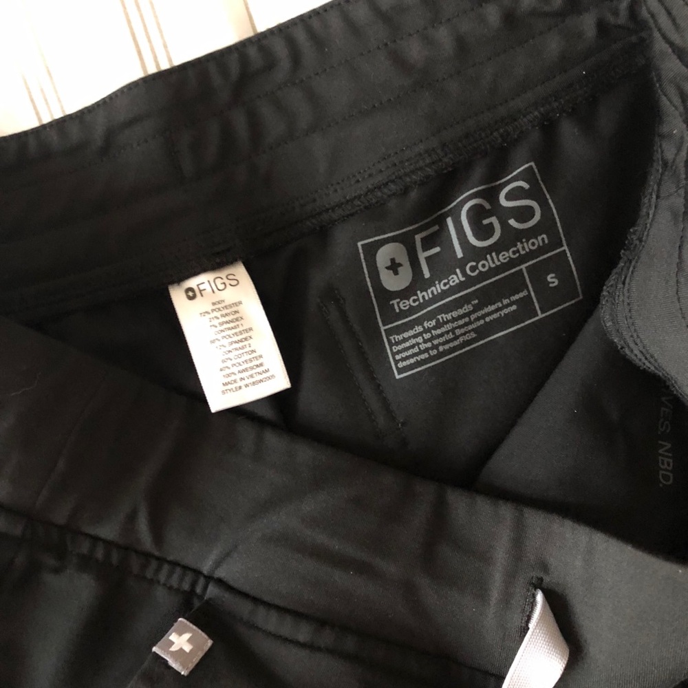 FIGS Black Jogger Scrub Bottoms